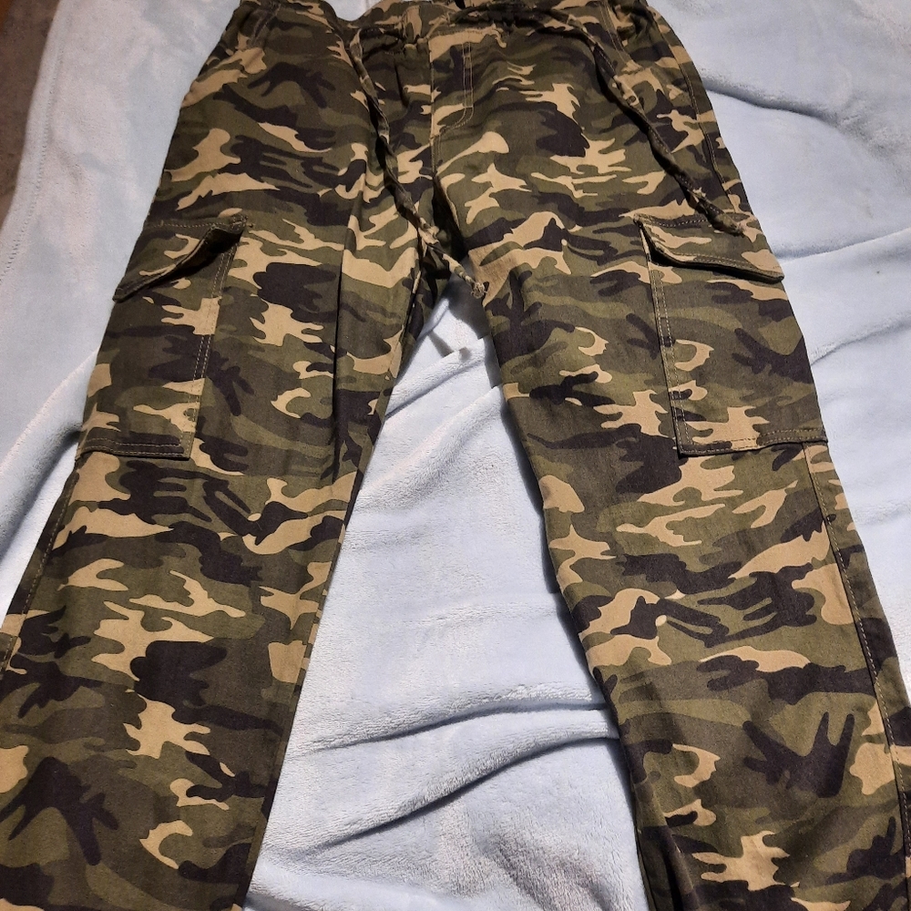 camo jogger style cargo pants